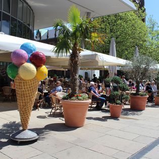 Eiscafe in der Fußgängerzone
