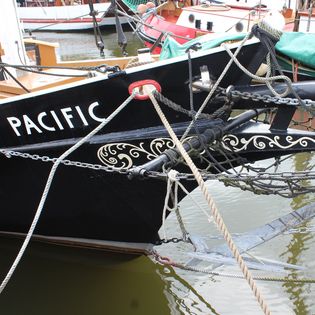 Die "Pacific" im Neuen Hafen von Bremerhaven