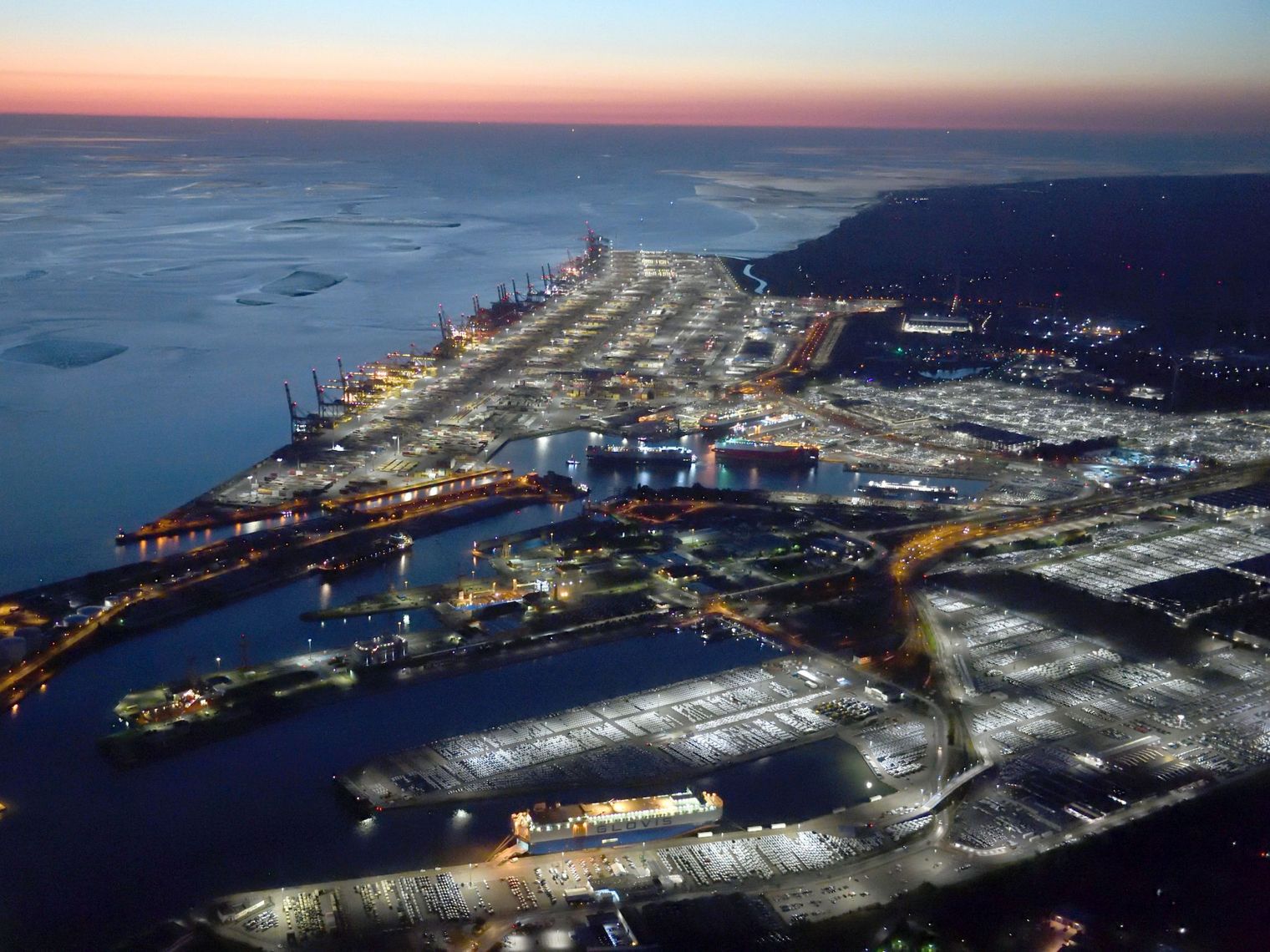 Luftaufnahme von Bremerhavens Überseehäfen bei Nacht