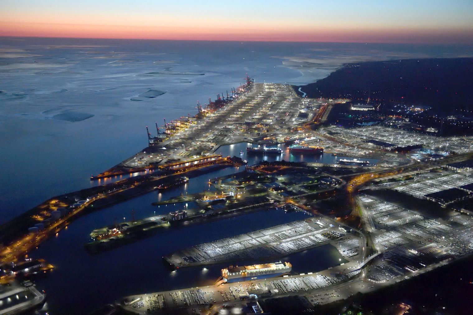Luftaufnahme von Bremerhavens Überseehäfen bei Nacht
