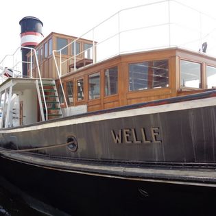 Blick auf die Bordwand des Dampfers Welle