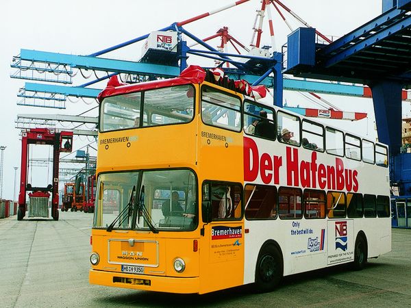 Vor 25 Jahren Start mit einem alten Linienbus aus Berlin der HafenBus. Der Wagen fährt noch heute in Hannover.