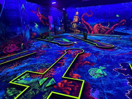 Schwarzlicht Minigolf