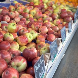 Ein Verkaufsstand mit Äpfeln auf dem Bauernmarkt im Schaufenster Fischereihafen