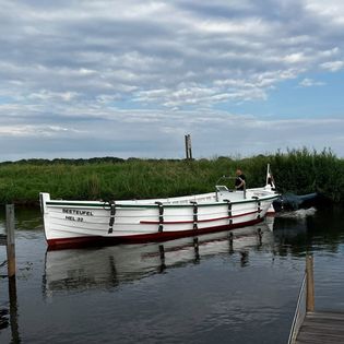 Das Börteboot "Seeteufel" an einem Holzsteg