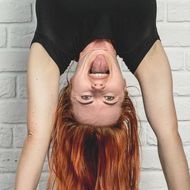 Ein Mann und eine Frau machen Handstand an der Wand