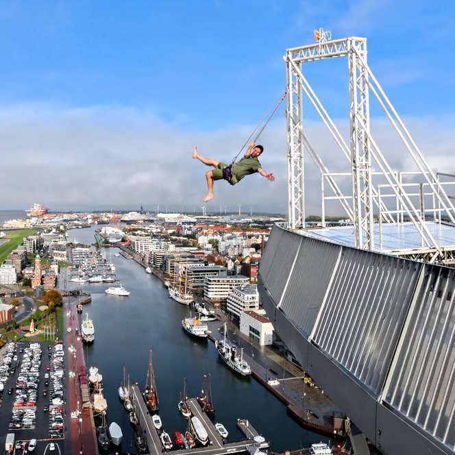 Die High Swing auf der Aussichtsplattform von Atlantic Hotel Sail City. 