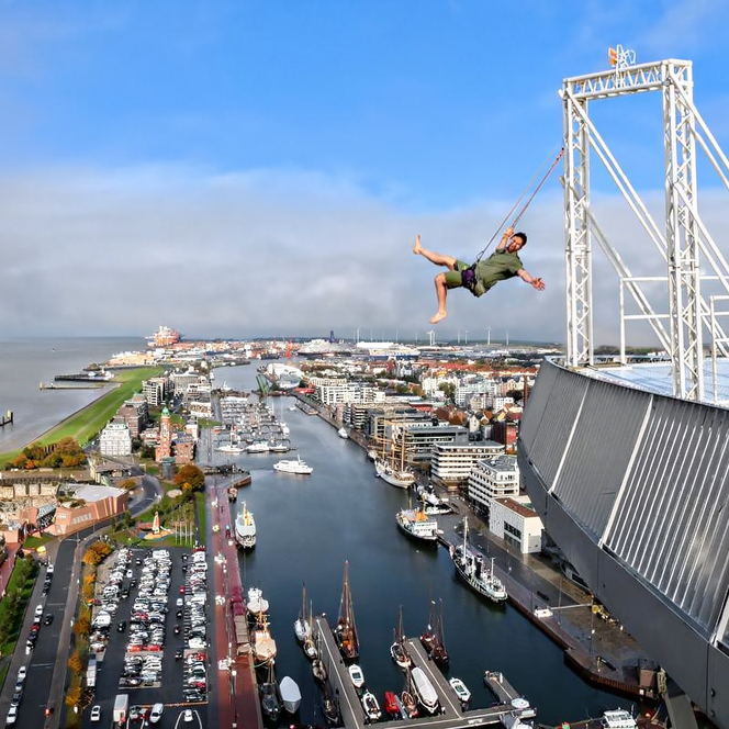 Die High Swing auf der Aussichtsplattform von Atlantic Hotel Sail City. 