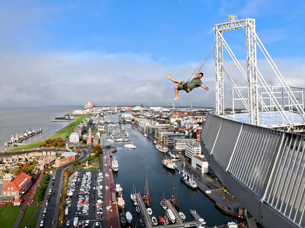 Die High Swing auf der Aussichtsplattform von Atlantic Hotel Sail City. 