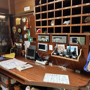 Tisch mit Fächern darüber an Bord der Pascual Flores