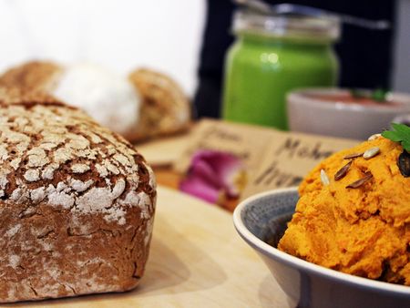 Brot auf einem gedeckten Tisch im Findus