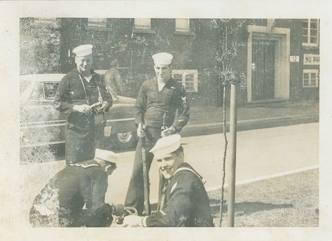 US-Streitkräfte - vier Mann stehen auf einer Straße zusammen