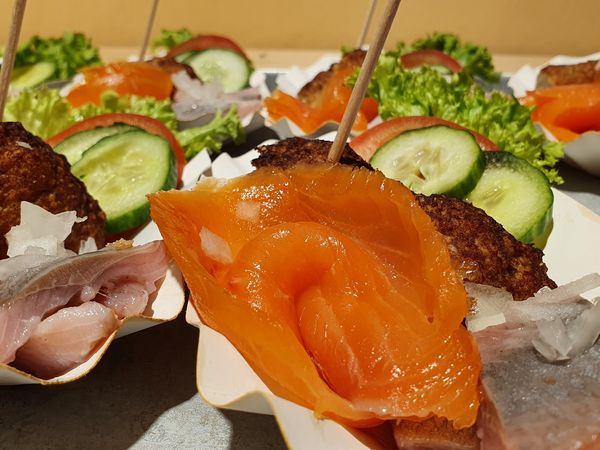 Genussvolle Momente im Hafen: Die „Fischhappen-Tour“ startet wieder, die Teilnehmer dürfen probieren.