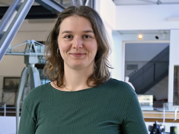 Foto zum Download Eine Frau schaut in die Kamera