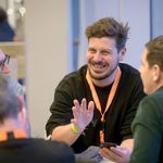 Vier Menschen sitzend diskutierend am Tisch