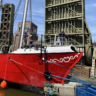 Die Elbe 3 wird verholt.
