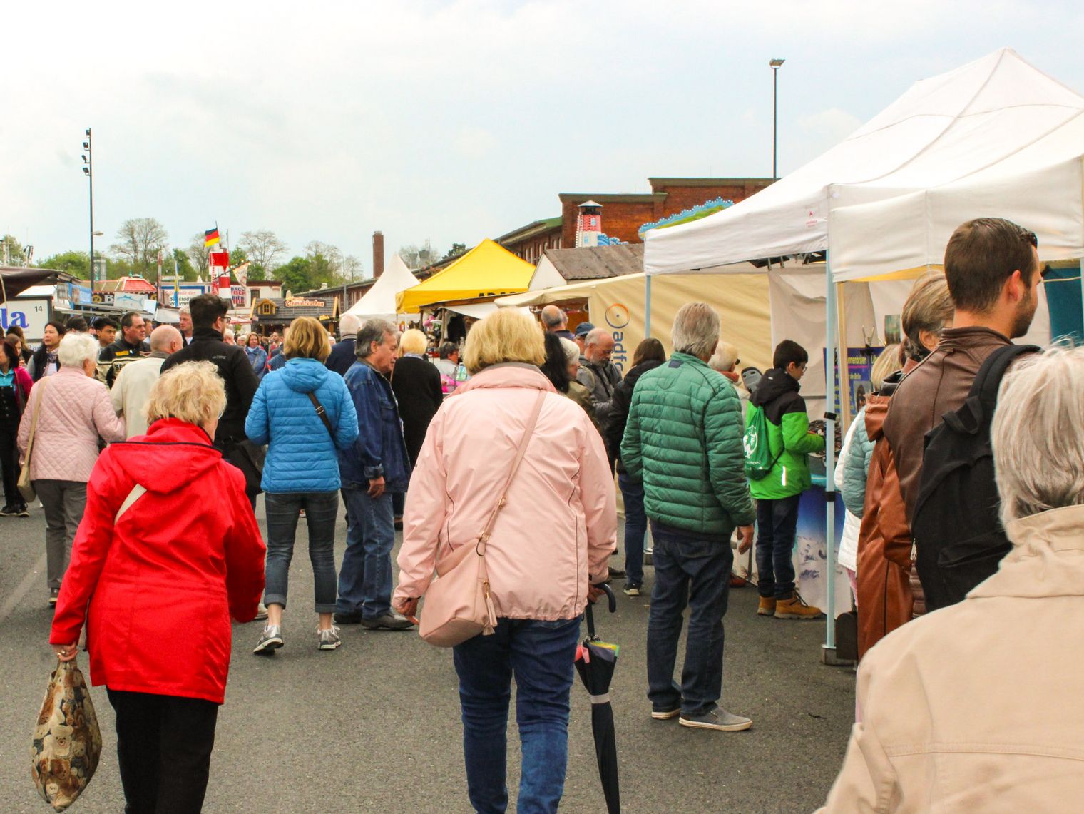 Informationspagoden auf dem Fischmarkt