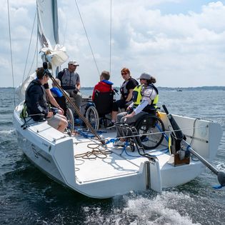 Rollstuhlfahrer auf dem Rolli-Segelschiff Henk de Mol