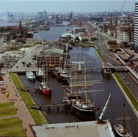 Das Foto zeigt den Museumshafen im Alten Hafen im Jahr 1981, der sich neben dem Gebäudekomplex des Deutschen Schiffahrtsmuseums erstreckt. Am rechten Bildrand ist die Baustelle des Columbus-Centers zu sehen.