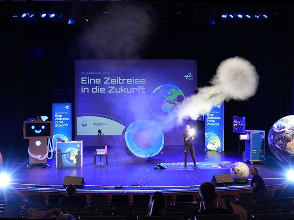 Foto zum Download Bühnenshow der DLR Raumfahrt-Show