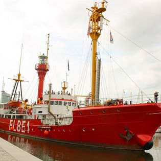 Das Feuerschiff Elbe 1 auf dem Weg zu ihrem Liegeplatz im Neuen Hafen