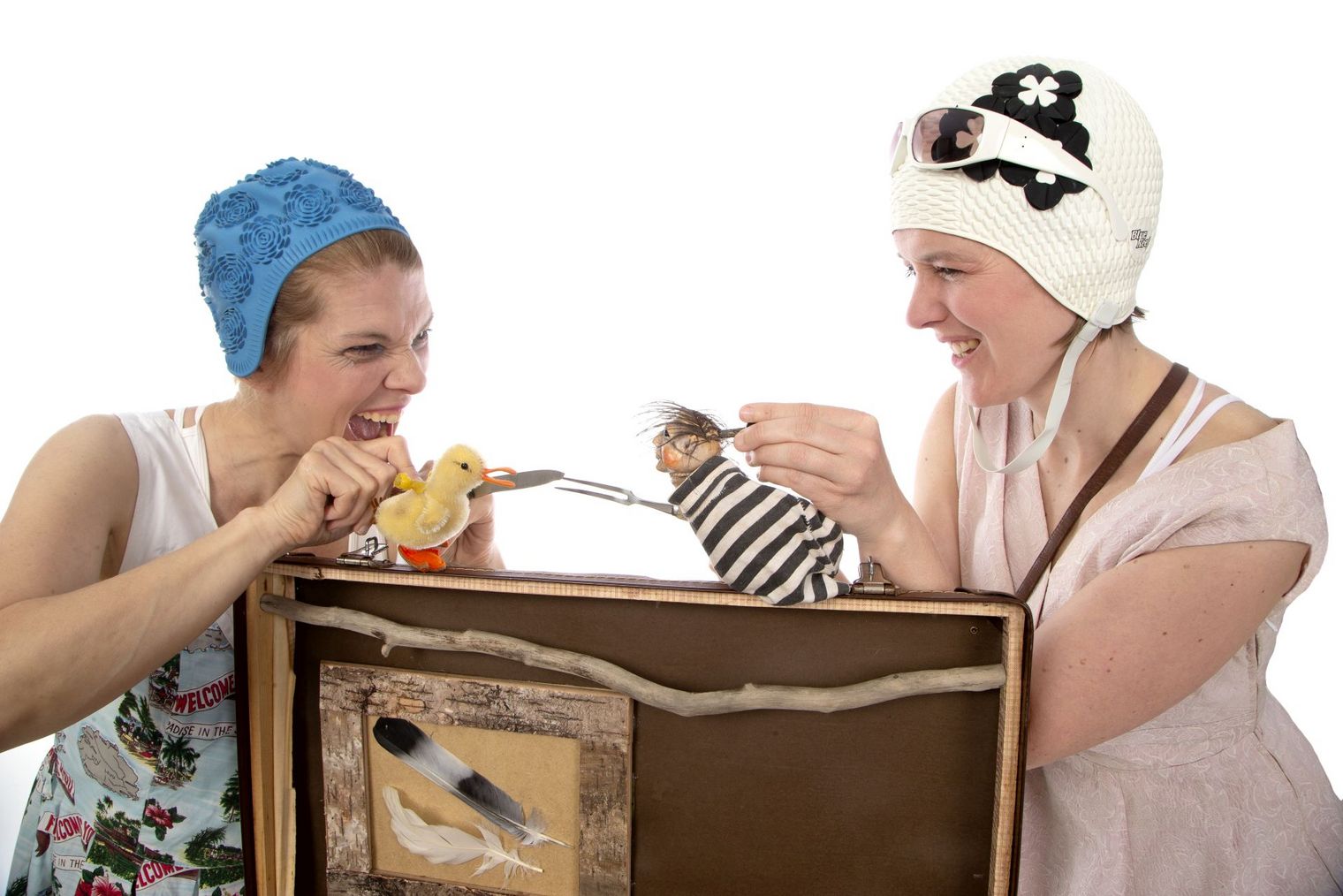 Zwei Frauen mit Badekappen spielen mit Puppen