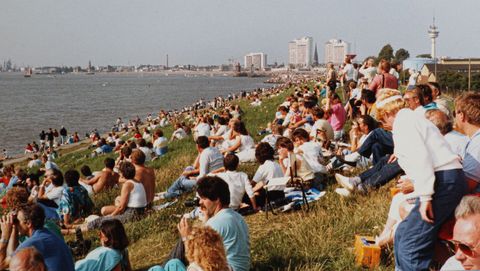 Sail 1986 - Menschen sitzen am Deich