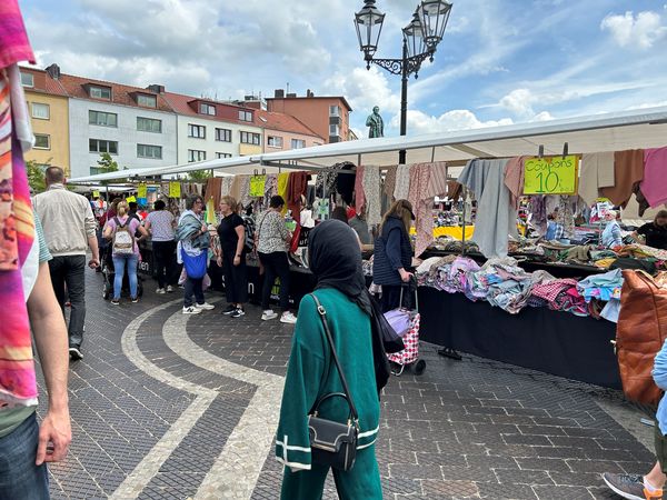 Der beliebte StoffenCircus präsentiert sich zum Bürgerbummel auf dem Theodor-Heuss-Platz. 