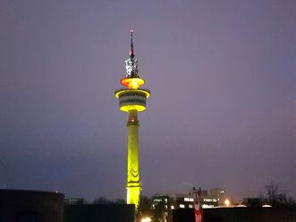 Bunt angestrahlter Richtfunkturm/Radarturm
