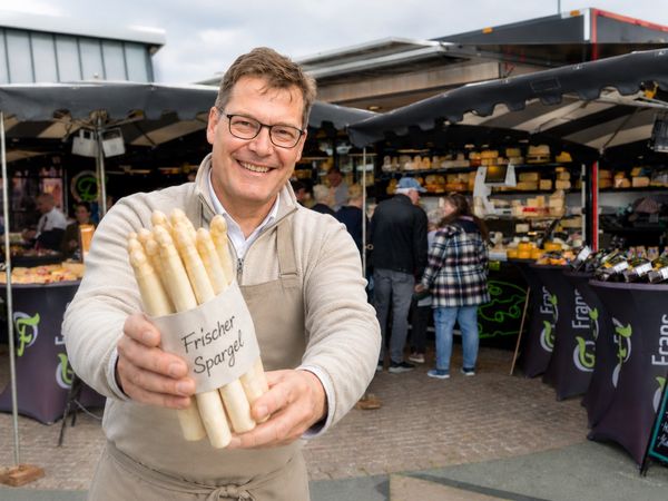 Frischer Spargel steht im, Mittelpunkt des nächsten Bauernmarktes im Schaufenster Fischereihafen.
