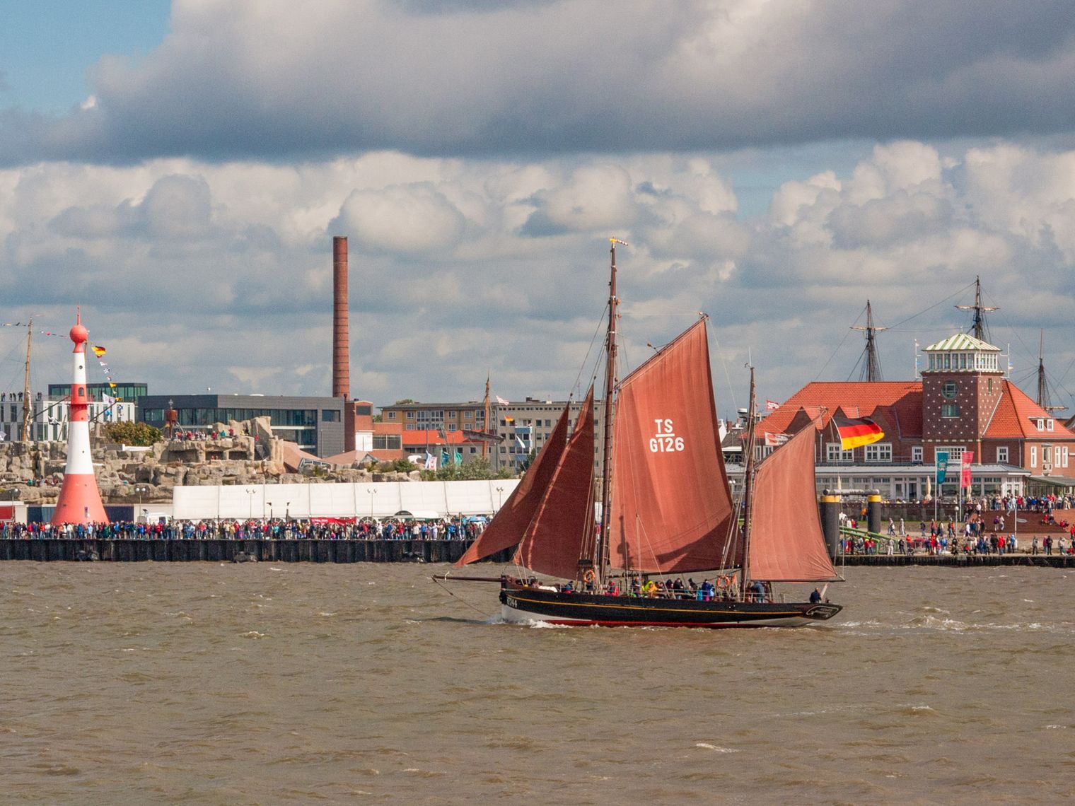 Das Segelschiff "Astarte" auf der Weser vor der Bremerhavener Skyline