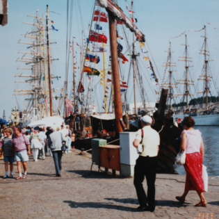 Sail 1995 - Schlendern am Deich