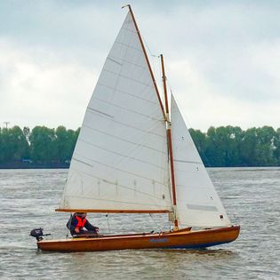 Die !Almadraba" segelt auf dem Wasser