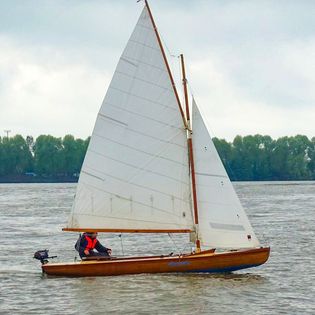 Die !Almadraba" segelt auf dem Wasser