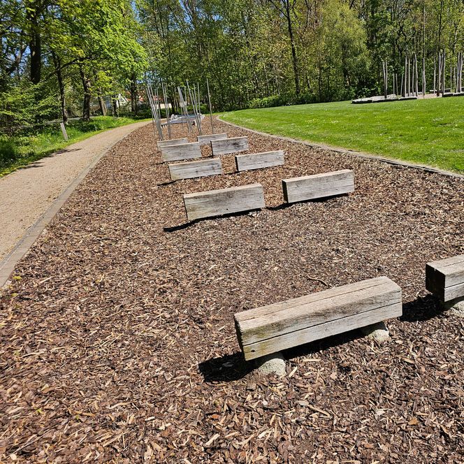 Balancierbalken aus Holz auf Rindenmulch im Gesundheitspark Speckenbüttel.