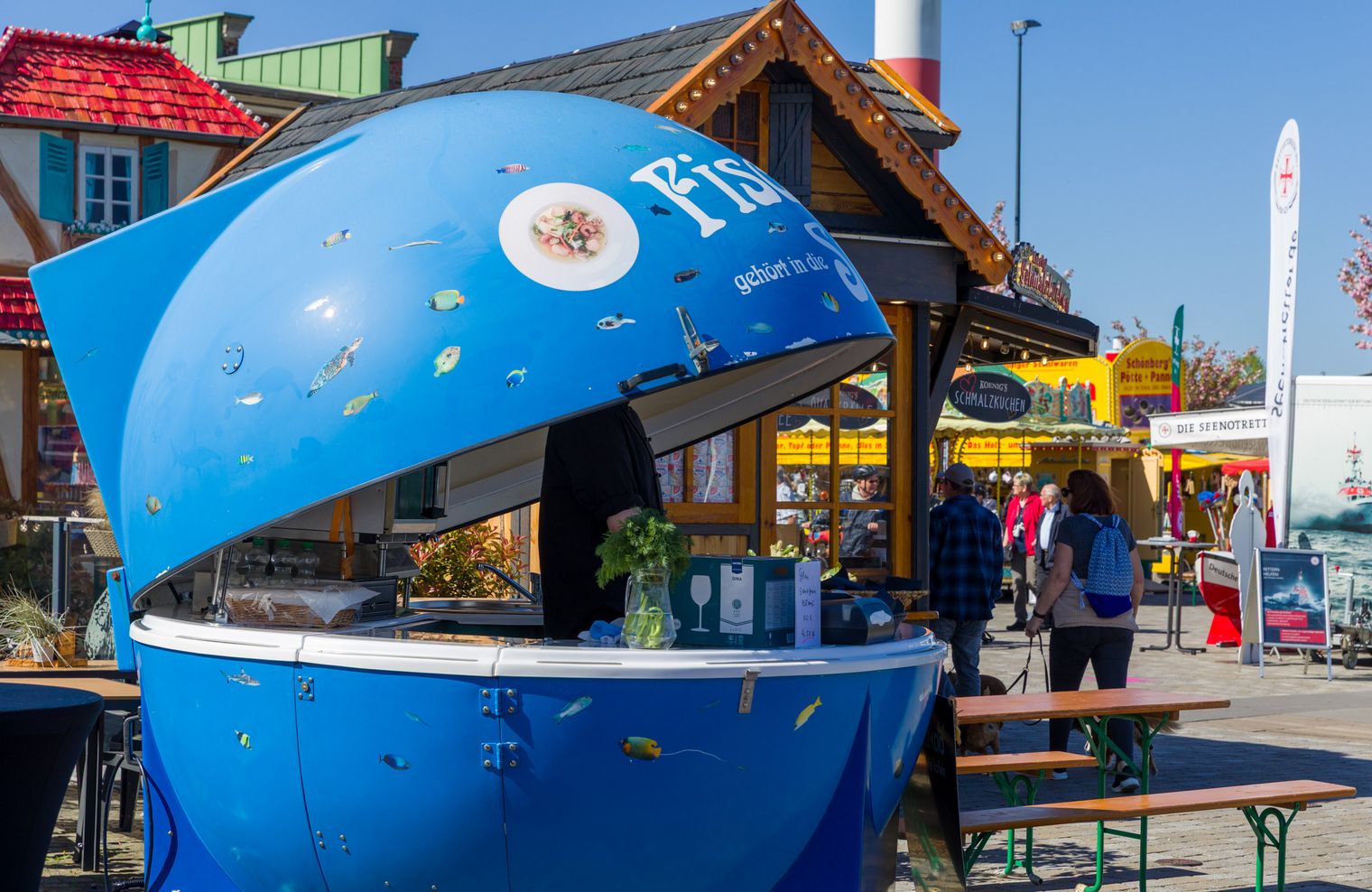 Ein Aussteller auf der Fischparty in Bremerhaven. Der Stand hat die Form einer Kugel