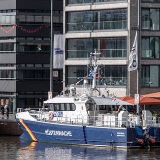 Zollboot Bremen an der Kaje Neuer Hafen Ost