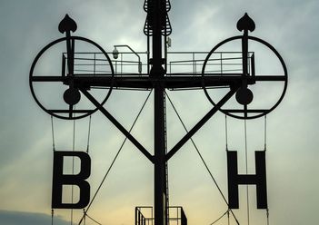 B und H mit Pfeilen am Windstandsanzeiger Semaphor