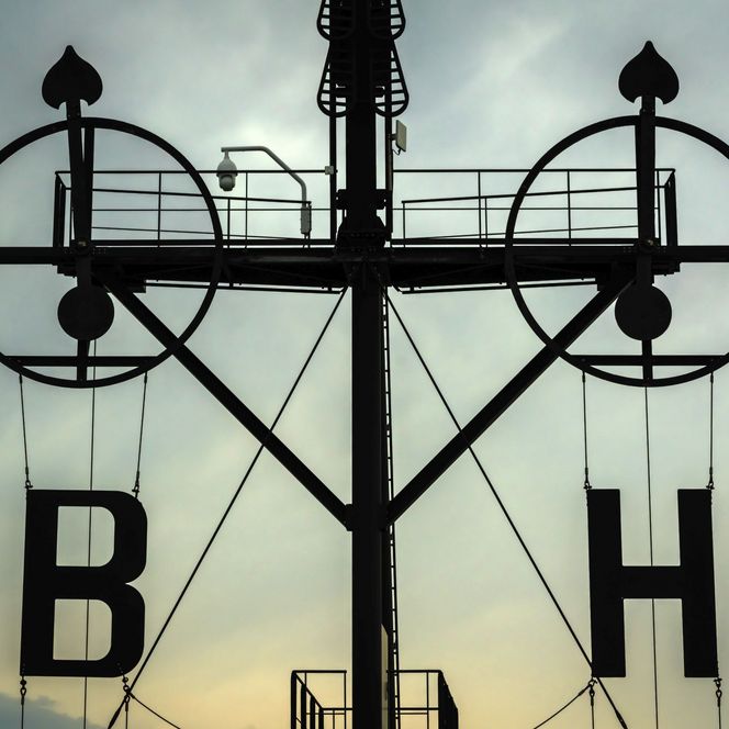 B und H mit Pfeilen am Windstandsanzeiger Semaphor