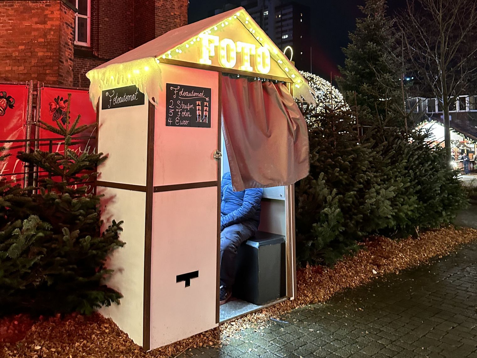 Beleuchtete Fotobox auf dem Weihnachtsmarkt