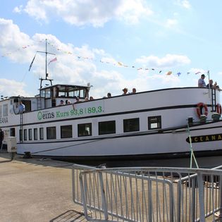 MS "Oceana" in Bremerhaven auf der Weser