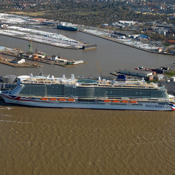Kreuzfahrtschiff an der Columbuskaje in Bremerhaven und die Überseehäfen im Hintergrund
