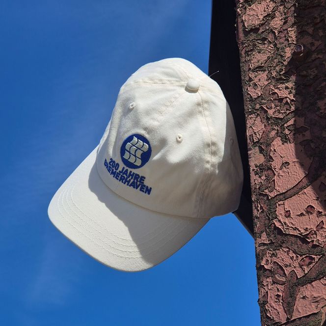 Eine helle Kappe vor blauem Himmel