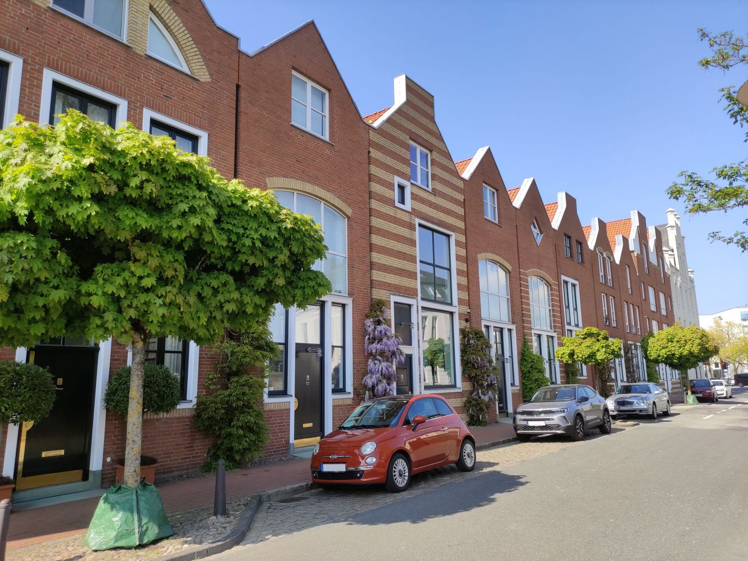 Häuserfasaden entlang eines Straßenzugs