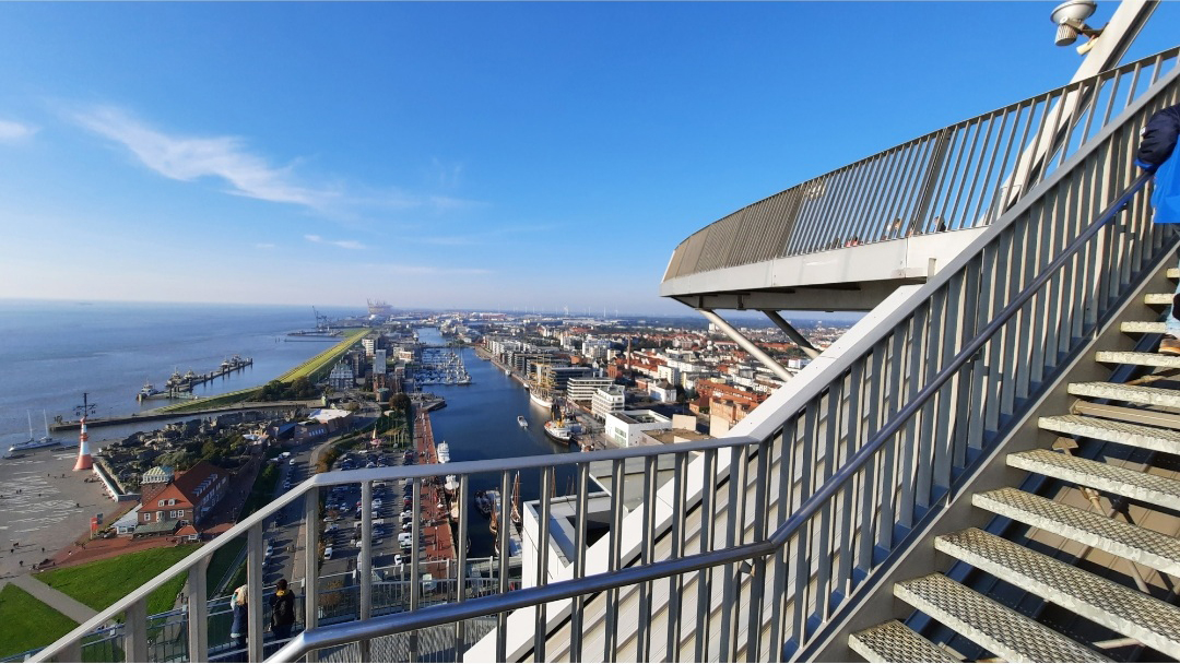 Blick von der Aussichtsplattform SAiL City über den Hafen und die Küstenlinie von Bremerhaven.